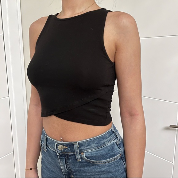 Basic Black Crop Top - Picture 3 of 3